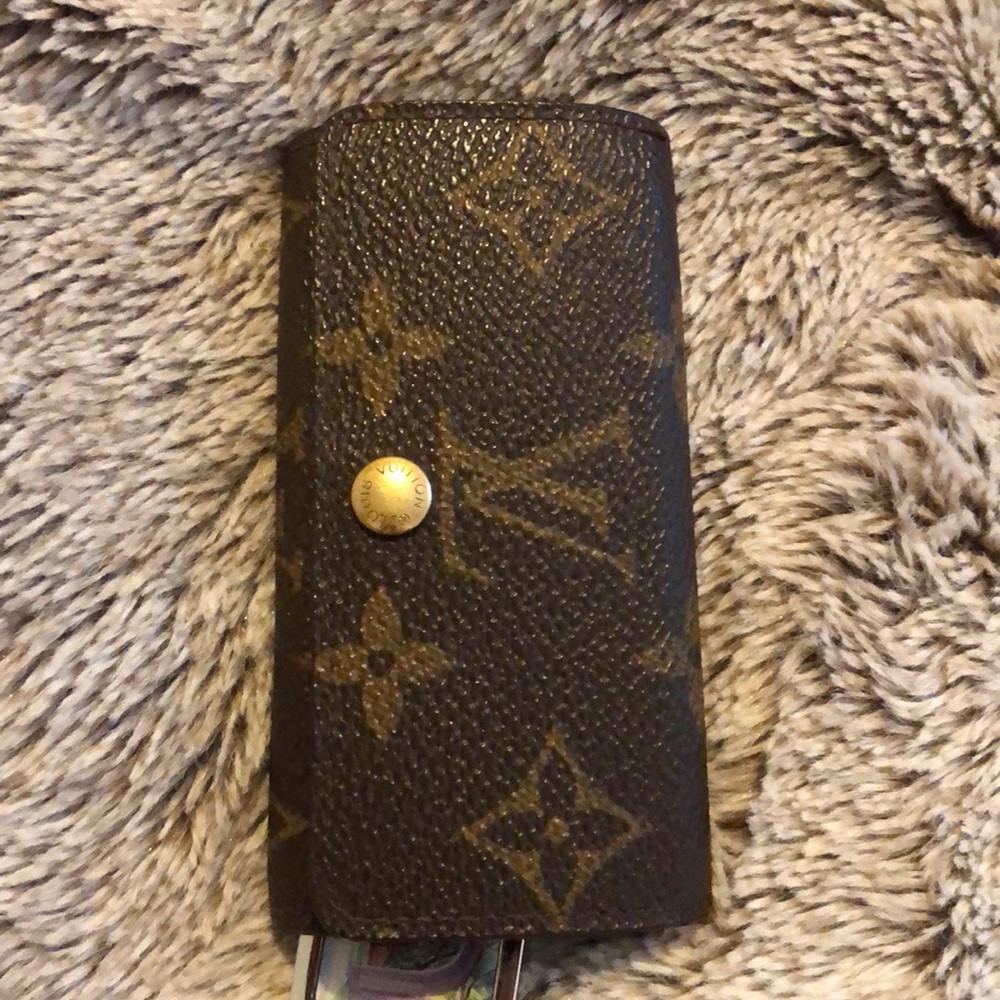 SOLD Louis Vuitton 4 key holder